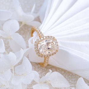 Bague de fiançailles de style Halo avec diamant taillé sur coussin - Product Image 1