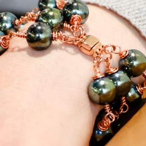 Pulsera de Hematita Verde con Cuentas y Alambre Envolvente con Cierre Magnético - Product Image 3