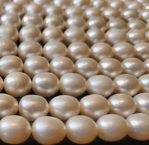 Hilos de perlas de arroz de agua dulce Cuentas blancas naturales sin tratar con efecto de cambio de color para la fabricación de joyas - Product Image 3