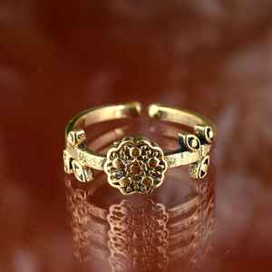 Anillo ajustable de latón con acabado antiguo | Anillo floral bohemio chapado en oro de 14 quilates para Mujer | Joyería étnica hecha a mano tercera - Product Image 6