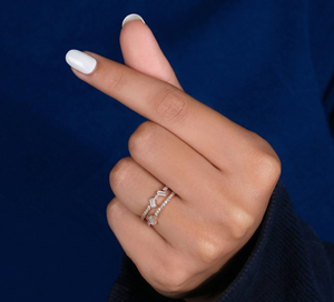 Anillo de Boda Minimalista Curvo en Forma de Chevron, Chapado en Rodio y Oro de 14K, con Diamante Cultivado en Laboratorio, 0.58CT, Corte Baguette y Redondo Brillante, ShivPath - Product Image 6