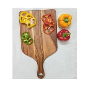 เขียงไม้ติดฉลากส่วนตัวเหนือกาลเวลาที่มีโทนสีกลางและเนื้อละเอียดเหมาะสำหรับพื้นที่ทำอาหารที่ซับซ้อน - Product Image 1