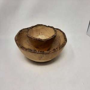 Ensemble de bols en bois rustique naturel avec des détails de bordure en écorce naturelle mettant en valeur des textures brutes, idéal pour servir des aliments secs, des chocolats - Product Image 1