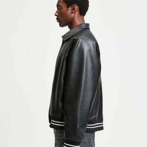 Chaquetas de hombre Chaqueta bomber de cuero Cuero vegano negro con diseño trasero en relieve Puños acanalados y cremallera - Product Image 3