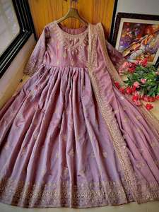 นักออกแบบปักชุด Anarkali คุณภาพดีปักผ้าไหมแพรแข็งเครื่องแต่งกายผ้าไหมแพรแข็งหนักด้วยงานเย็บปักถักร้อย - Product Image 3