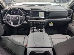 Asequible usado 2025 GMC Sierra 1500 SLT Crew Cab 4WD con ruedas de aleación Asientos de cuero Arranque remoto Bluetooth Android Auto - Product Image 5