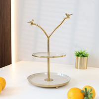 Plateau de service de luxe à 2 niveaux avec support en forme d'oiseau doré et plateau argenté, design moderne, écologique, pour la présentation de fruits et de desserts