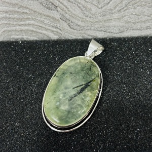 Pendentif en préhnite tendance bohème plaqué argent 925 en gros, mode fête, serti de laiton naturel pour enfants - Product Image 1