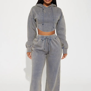 เสื้อฮู้ดแบบสั้นสำหรับผู้หญิงชุดเสื้อครอปสีพื้นพิมพ์โลโก้ออกแบบได้ตามต้องการ - Product Image 1