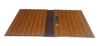 Porte-menu en bois naturel A4 personnalisé, surface texturée, poche pour logo, certifié ISO9001:2015, M&Z IMPORTS Restaurants