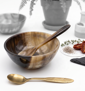 Tazón para Servir Hecho a Mano con Cuerno de Búfalo de Primera Calidad – Vajilla Orgánica Única con Cuchara de Madera para Cocina, Comedor y Regalos - Product Image 1
