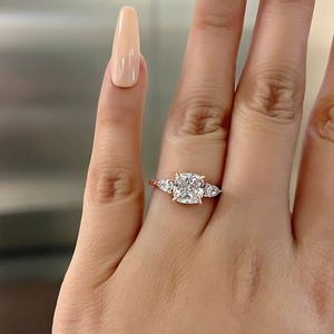 Bague de fiançailles en or rose 2.0ct à trois pierres de taille coussin en or 14K serti de quatre griffes pour femmes bijoux - Product Image 2