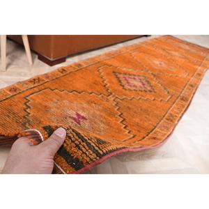 พรมเฮอร์กีวินเทจ ขนาด 2.8x10.7 ฟุต สีส้มดำ ทำจากขนแกะโมร็อกโกและขนแกะตุรกี - Product Image 3