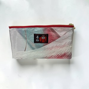 Pochette de rangement longue en tissu, idéale pour les voyages, fabriquée à partir de rubans Obi (ceintures de kimono) recyclés - Product Image 1