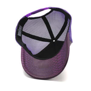 Gorra Trucker de Malla y Cuero PU de 5 Paneles con Logotipo Bordado Personalizado Estilo Nuevo, Piel de Serpiente Sintética, Venta al por Mayor - Product Image 4