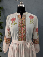 Nuevo y Más Vendido: Vestido Maxi de Verano Hecho a Mano en India con Estampado Floral, Tejido de Algodón Puro Natural, Cuello en V, Largo, con Botones, Lavable