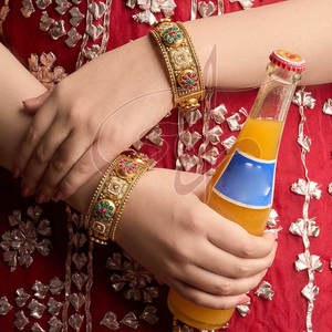 Bold And Classic Hefty Kara en Dorado con Acabado Liso y Detalles Delicados Diseñados para Destacar con Estilo - Product Image 4