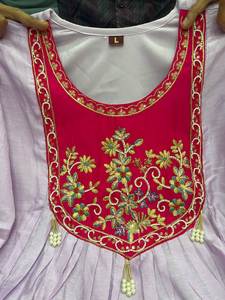 Kurti e pantaloni alla moda color lavanda con scollo a O, decorati con lavorazioni a mano Latkans, per donna o sposa, a un prezzo ragionevole. - Product Image 5