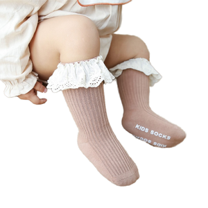 Chaussettes mi-hautes en coton peigné mignonnes, côtelées, à volants, antidérapantes, respirantes, design décontracté pour filles et bébés pour le printemps - Product Image 1