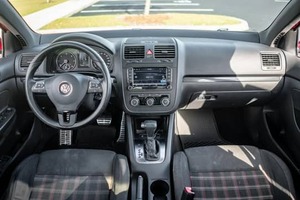 รถยนต์โฟล์คสวาเกน เจตต้า ทีดีไอ รุ่นคัพ อิดิชั่น ปี 2010 แบบซีดาน เครื่องยนต์ดีเซล ประหยัดน้ำมัน แรงบันดาลใจจากรถแข่ง ดีไซน์ทันสมัย ขาย - Product Image 5