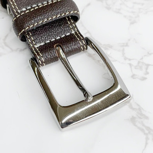 Ceinture en cuir pleine fleur pour homme, noire, avec surpiqûre blanche signature couture et finition ton platine - Product Image 3