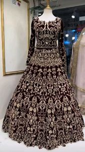 ชุดเจ้าสาว, lehenga และชุด dupatta บนผ้ากำมะหยี่มีลูกปัดแก้วคริสตัลประดับประดา, dabka ไข่มุกสำหรับงานแต่งงาน = 2025 - Product Image 2