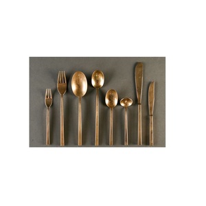 Ensemble de couverts en métal de qualité supérieure pour collection de vaisselle haut de gamme, doté d'une construction robuste et d'une finition polie - Product Image 1