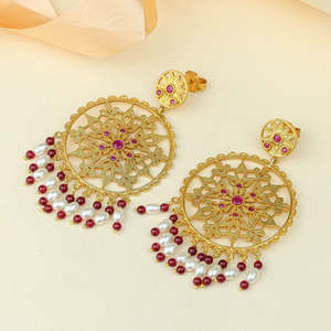 Boucles d'oreilles chandelier Anokhi Fashion Mehrab Pearl Chandbali en ton or - Product Image 3