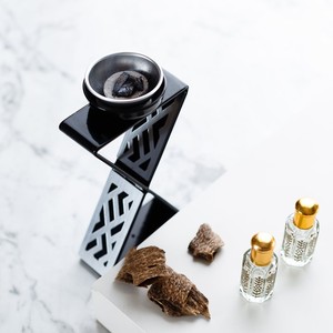 Quemador de Incienso Moderno en Forma de Z de Metal con Recipiente de Carbón Extraíble, Elegante Porta Incienso Árabe con Diseño Calado para Uso con Oud en el Medio Oriente - Product Image 2