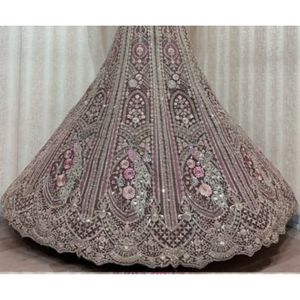 Conjunto nupcial de Lehenga con bordado rico en lentejuelas y detalles de Zari Ideal para mercados mayoristas y de exportación - Product Image 2