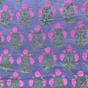 Tissu en coton imprimé à la main avec des motifs floraux bleu indigo et rose, design traditionnel Buti - Product Image 2