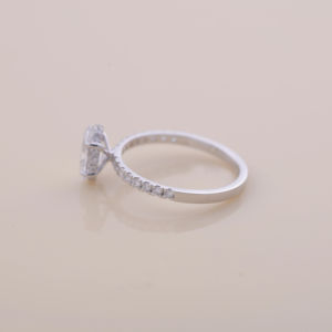 Anillo de Compromiso con Diamante Cultivado en Laboratorio de Corte Ovalado de 1.05CT, Anillo Nupcial con Banda Pavé de Oro Blanco, Rosa y Amarillo de 18K - Product Image 4