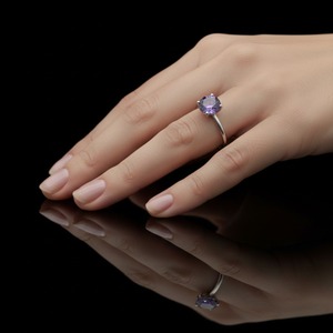 Anillo de Plata 925 para Mujer con Corte Redondo y Amatista Natural en Engaste Abierto para Bodas, Compromisos y Fiestas, Estilo Minimalista - Product Image 5