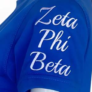 Zeta Shield Chenille Tee Bleu avec Blanc Brodé Crête Sororité Vêtements Coton Collegiate Greek Life Femmes Broderie Top - Product Image 3