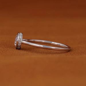 แหวนหมั้นเงินแท้ 925 แบบสั่งทำพิเศษ ประดับเพชรโมอิสซาไนต์ทรงกลม รับรองโดย GIA ตัวเรือนแบบ Bezel Setting สไตล์ฮิปฮอป เหมาะสำหรับเป็นของขวัญ - Product Image 3