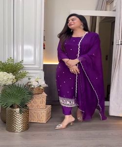 Nuevo diseñador Salwar Kameez-Fusión de tradicional y moderno Creando una moda elegante y elegante Conjunto púrpura Parte inferior superior Dupatta - Product Image 1