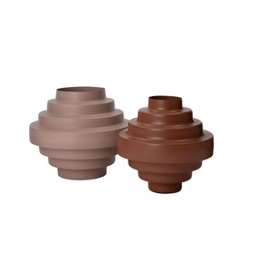 Le vase à fleurs en métal décoratif pour la maison incarne la durabilité sophistiquée, ce qui en fait un choix exceptionnel pour un style de maison haut de gamme - Product Image 1