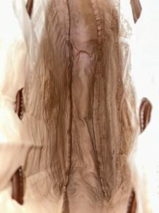 กระเป๋าสะพายไหล่ทรงโอเวอร์ไซส์ทำจากหนังสไตล์โมร็อกโกซิปปิดสีน้ำตาล - Product Image 5