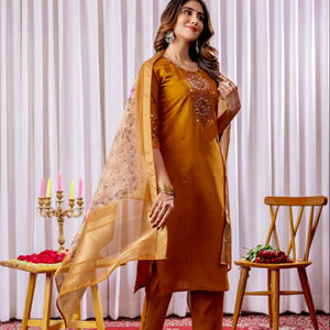 Salwar Kameez traditionnel jaune moutarde à coupe droite avec dupatta à imprimé numérique contrasté et broderie ethnique - Product Image 1