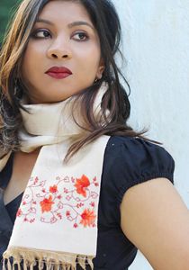 ผ้าพันคอผ้าเย็บปักพร้อมฉลากสีขาวสำหรับการสั่งซื้อจำนวนมากพรีเมี่ยมและโซลูชันการสร้างแบรนด์ส่วนบุคคลแบบ MOQ ต่ำ - Product Image 3