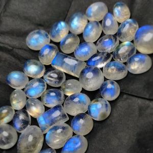 Lote de Cabujones de Piedra Lunar Arcoíris Blanca Natural con Efecto de Fuego Azul Intenso de 3-5 Quilates Sueltos para Fabricación de Joyas - Product Image 1