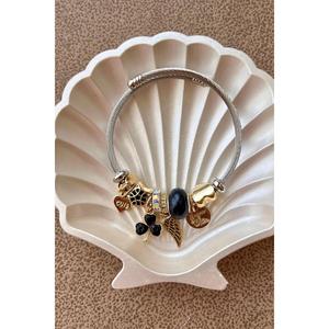 สร้อยข้อมือเหล็กสีเงินพร้อมโคลเวอร์สีดำและปีกห้อย - Product Image 1