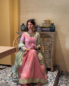 Ensemble haut et pantalon évasé brodé élégant avec tenue ethnique élégante de Dupatta, parfait pour les mariages, les fêtes et les événements festifs - Product Image 2