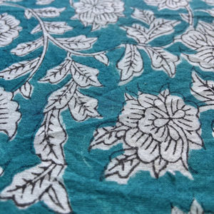 Tela de Algodón Estampada a Mano con Diseño Floral Botánico Mughal en Azul Verde Azulado - Product Image 1