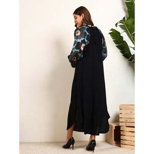 Robe longue élégante Deebaco pour femme, noire, en mousseline, coupe fourreau et évasée, imprimé floral, sans manches, col en V, ourlet asymétrique, fente latérale, été - Product Image 4