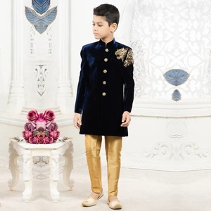 ชุดเชอร์วานีเด็กผู้ชายสุดหรูสำหรับงานเทศกาล งานแต่งงาน และงานเลี้ยง  แบบดั้งเดิมสไตล์ปากีสถานและอินเดีย ผลิตจากผ้าไหมคุณภาพพรีเมียม - Product Image 4