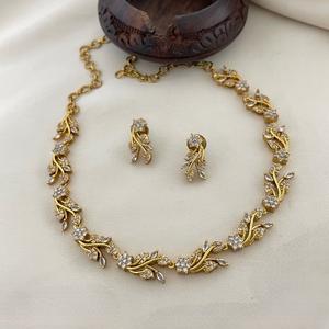 Ensemble ras du cou plaqué or traditionnel avec boucles d'oreilles pour femmes et filles ensemble de bijoux de mariage indien collier classique pour femmes - Product Image 1