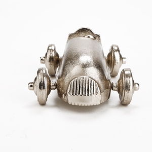 Coche de decoración de aluminio fundido con acabado plateado Diseño de coche de carreras atractivo Centro de mesa hecho a mano Artículo de regalos decorativos - Product Image 2