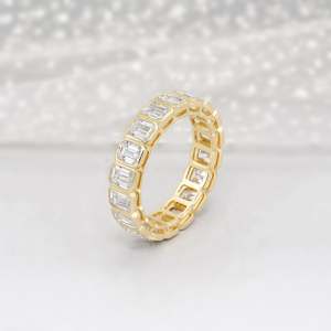 แหวนเพชรแล็บ IGI Certified 3.60 กะรัตทรงเอเมอรัลด์ พร้อมทองคำเหลืองสุดหรู - Product Image 2