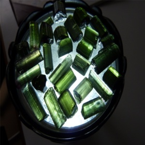 Pierres précieuses naturelles tourmaline pierres brutes brutes mélangées taille libre non coupée cristaux de guérison fabrication de bijoux de coupe de pierre - Product Image 1